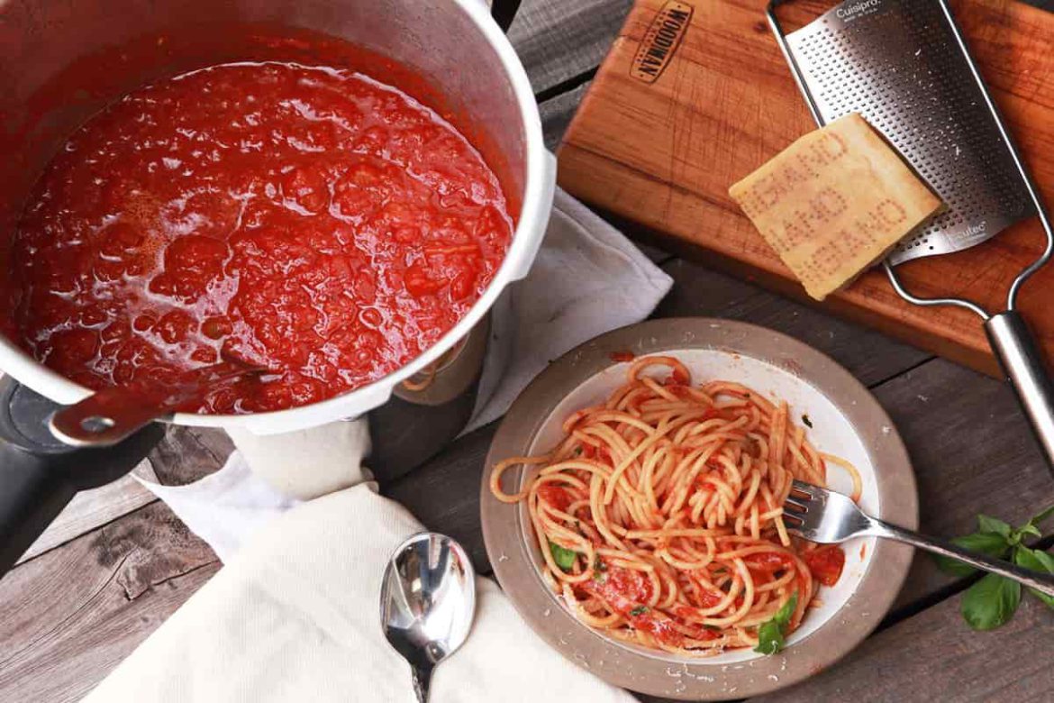 is tomato paste nutritional value per 100g considerable